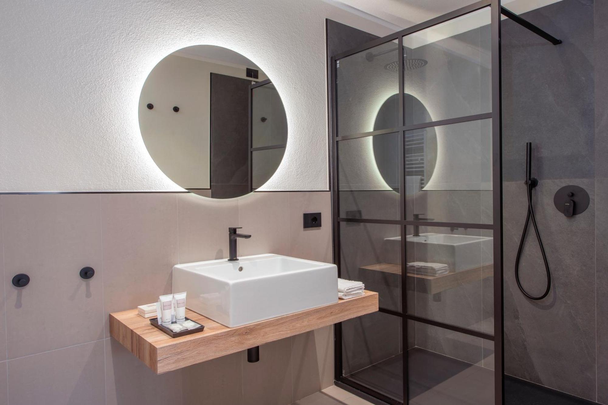 Mem Lodge And Suite Pula Luaran gambar